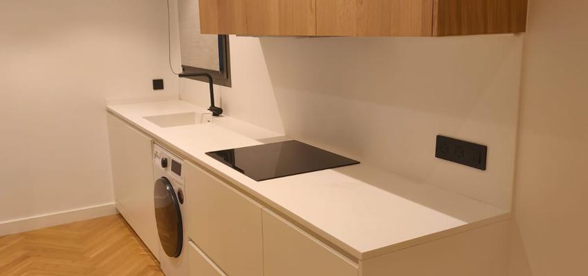 Cocina Estilo moderno Color plateado  diseñado por Renova Fácil | Reformista, constructor | Copyright RenovaFácil