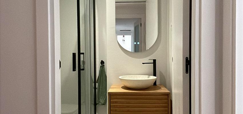 Baño Estilo moderno Color negro  diseñado por Renova Fácil | Reformista, constructor | Copyright RenovaFácil