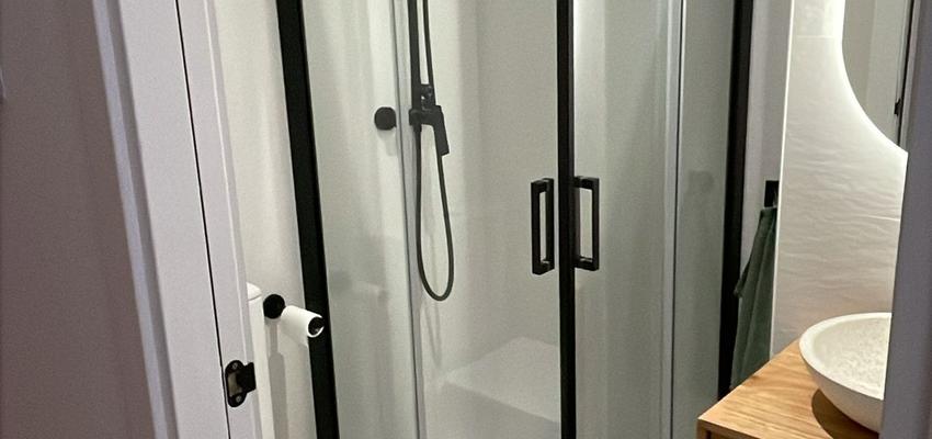 Baño Estilo moderno Color negro  diseñado por Renova Fácil | Reformista, constructor | Copyright RenovaFácil