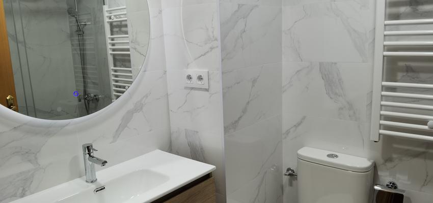 Baño Estilo moderno Color ocre, blanco  diseñado por Robra, empresa especializada en reformas del hogar | Reformista, constructor 