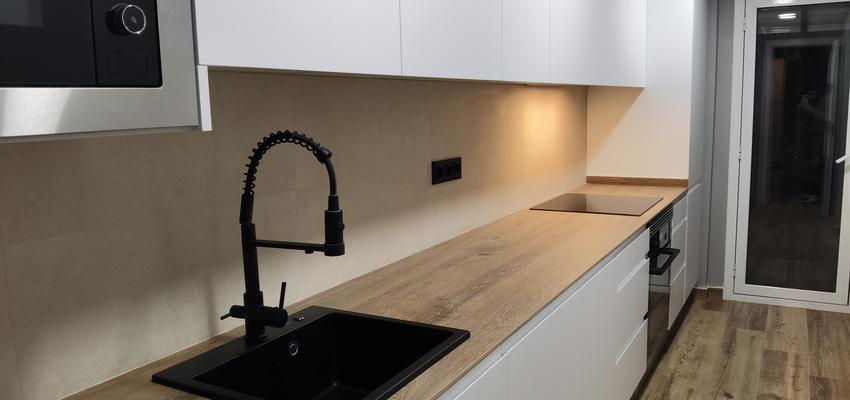 Cocina Estilo moderno Color blanco  diseñado por Robra, empresa especializada en reformas del hogar | Reformista, constructor 