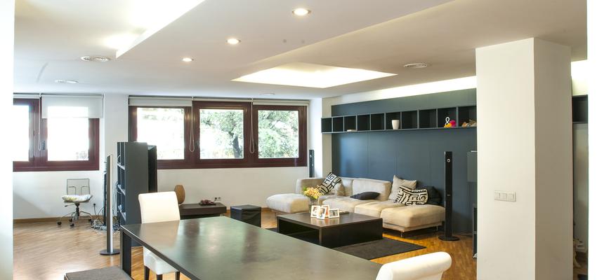 Comedor, Sala de la TV, Salon Estilo moderno Color rojo, blanco, negro  diseñado por Pablo Núñez Casamor | Arquitecto | Copyright Estudio tinto
