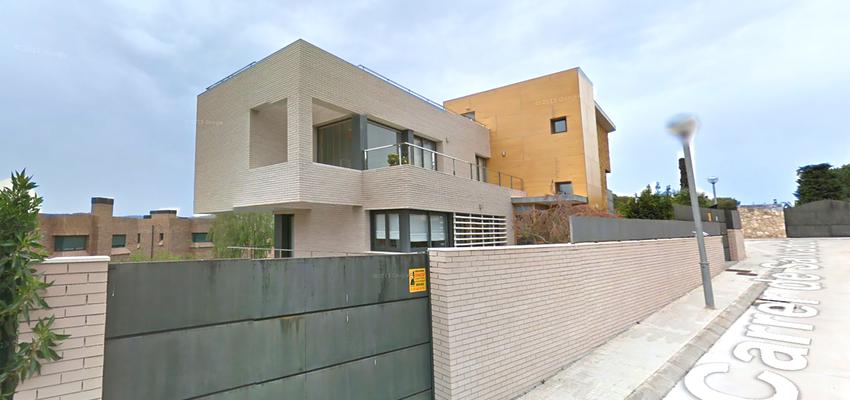 Exterior Estilo moderno Color amarillo, blanco, dorado  diseñado por Pablo Núñez Casamor | Arquitecto | Copyright Estudio tinto