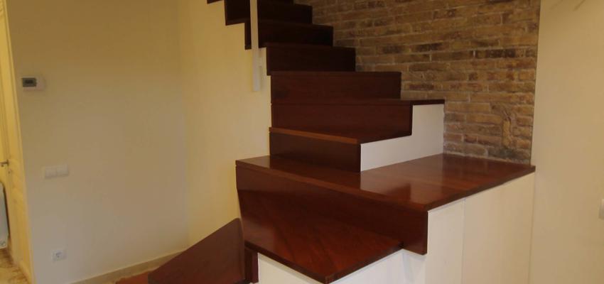 Recibidor Estilo contemporaneo Color ocre  diseñado por AEGA proyecto y obra | Arquitecto | Copyright Vista de la escalera desde la terraza