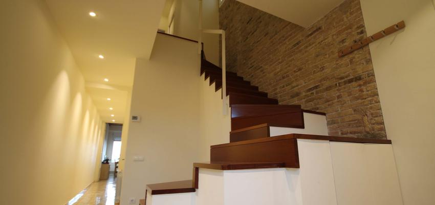Recibidor, Escalera Estilo contemporaneo Color ocre  diseñado por AEGA proyecto y obra | Arquitecto | Copyright Vista de escalera desde el recibidor