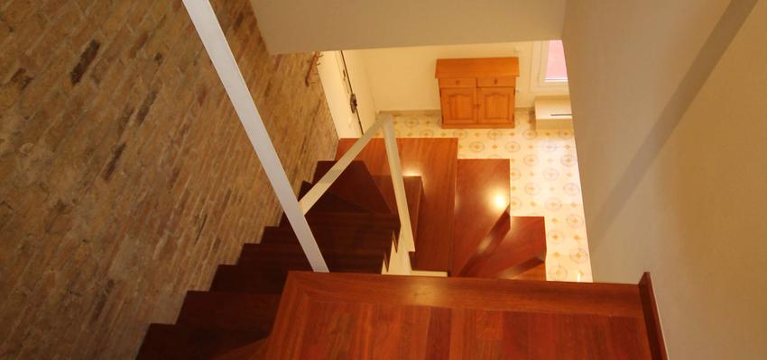 Escalera Estilo contemporaneo Color marron  diseñado por AEGA proyecto y obra | Arquitecto | Copyright AEGA