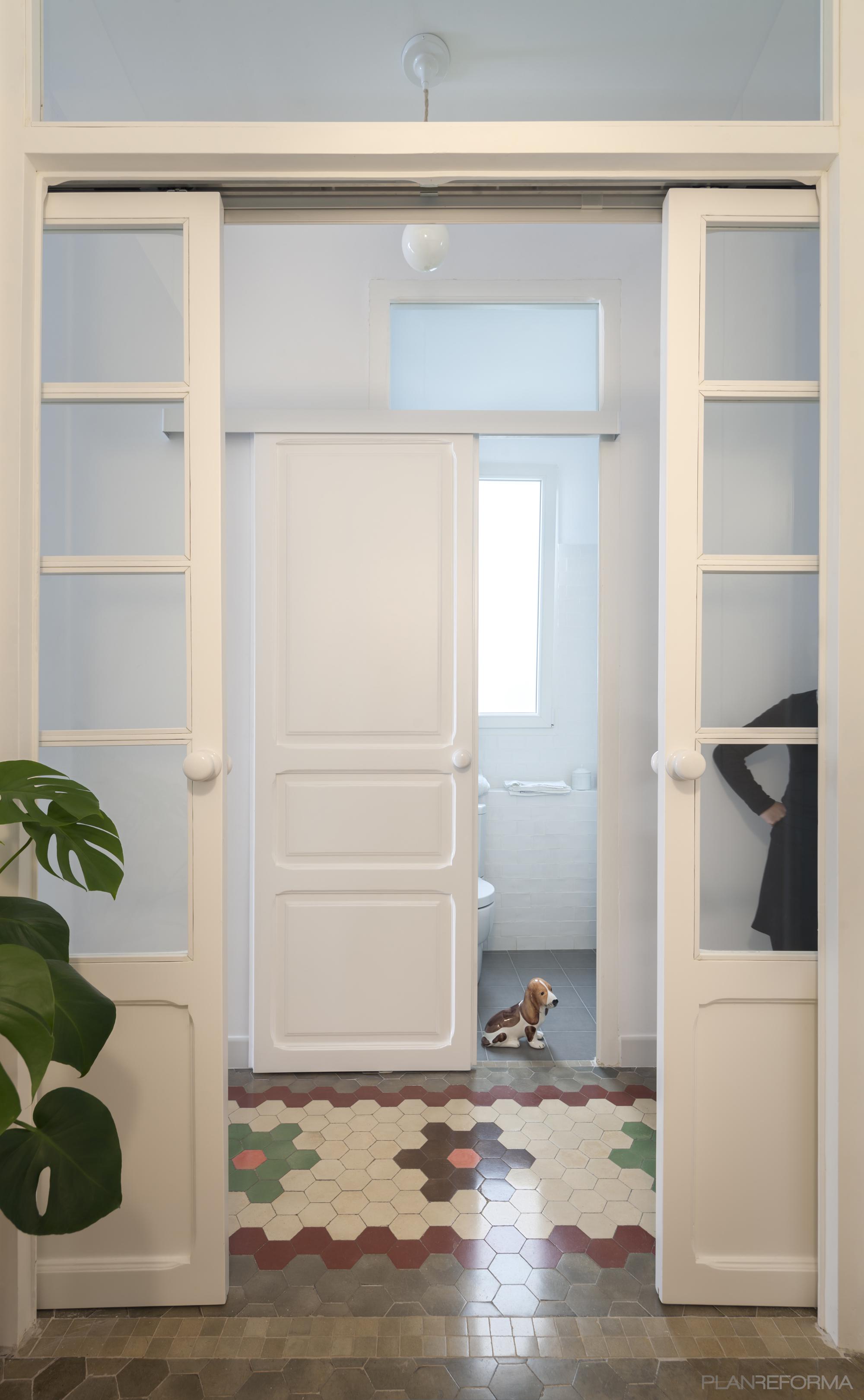 Dormitorio, Estudio, Pasillo Estilo clasico Color rojo, beige, blanco