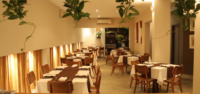Restaurante style moderno color marron, verde, marron, blanco  diseñado por Susanna Muntané | Arquitecto 