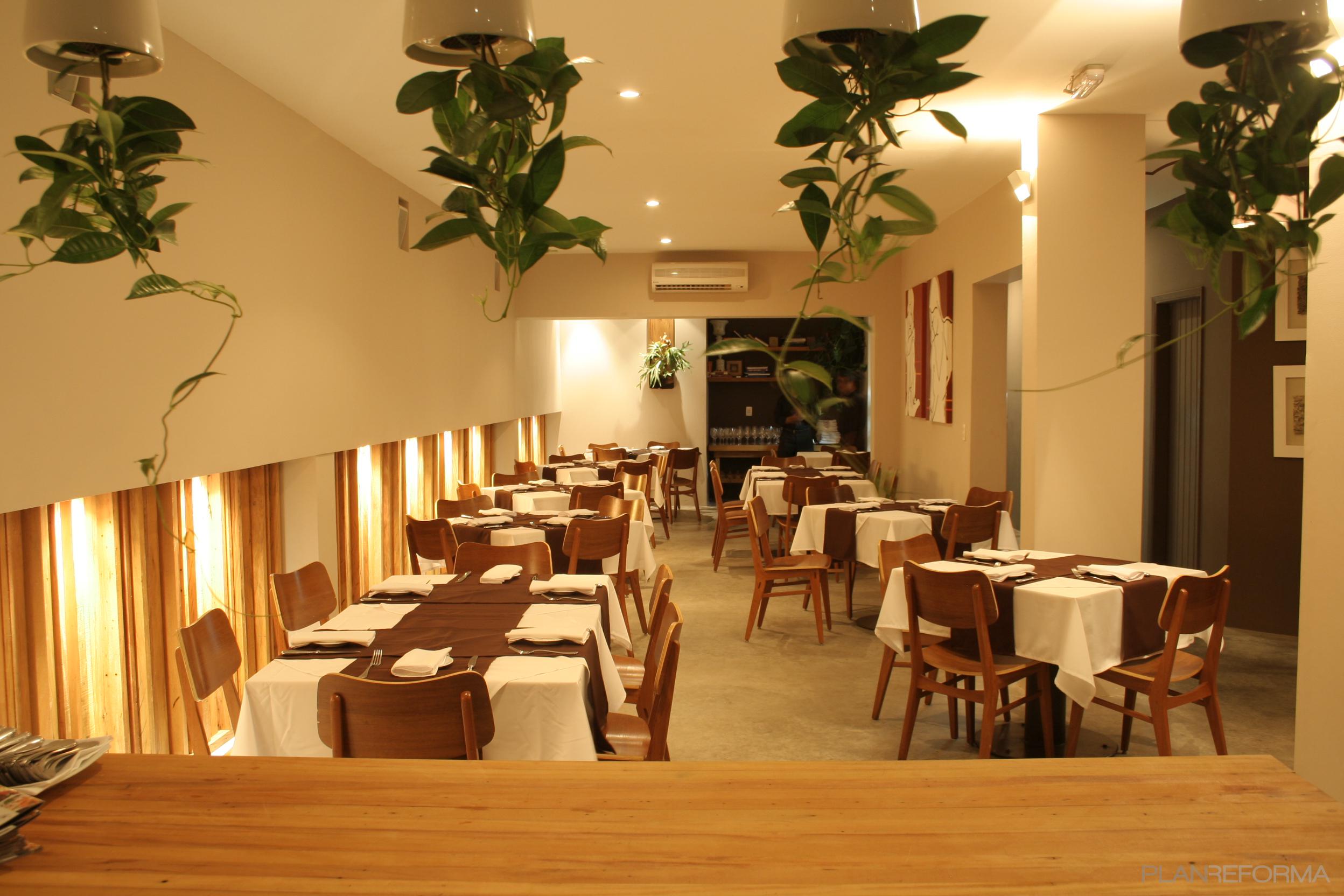 Restaurante style moderno color marron, verde, marron, blanco  diseñado por Susanna Muntané | Arquitecto 