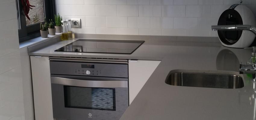 Cocina Estilo tradicional Color blanco, negro  diseñado por Ipsum tecnics | Gremio | Copyright Cocina IPSUM