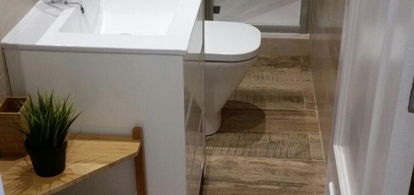 Baño Estilo moderno Color marron, blanco  diseñado por Ipsum tecnics | Gremio | Copyright Baño IPSUM