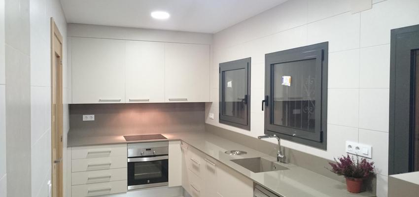 Cocina Estilo moderno Color blanco, gris  diseñado por Ipsum tecnics | Gremio | Copyright Cocina- IPSUM