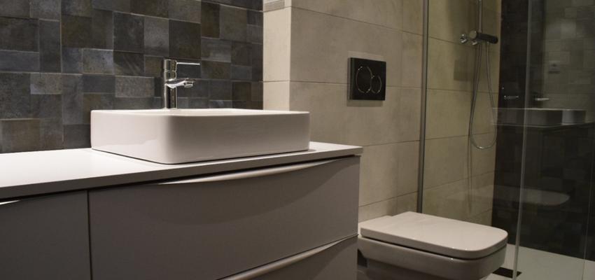 Baño Estilo moderno Color gris  diseñado por Ipsum tecnics | Gremio 