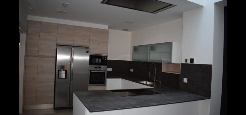 Cocina Estilo moderno Color blanco, gris, negro  diseñado por Ipsum tecnics | Gremio 