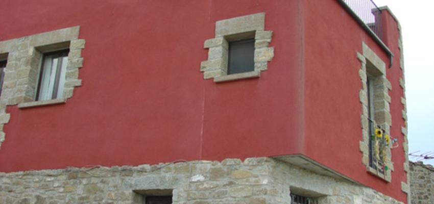 Exterior style rustico color rojo, marron, gris  diseñado por Ferran Leal Permisain | Arquitecto 