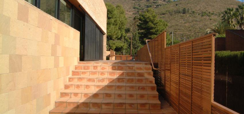 Escalera, Exterior style moderno color ocre, verde, gris  diseñado por Ferran Leal Permisain | Arquitecto 