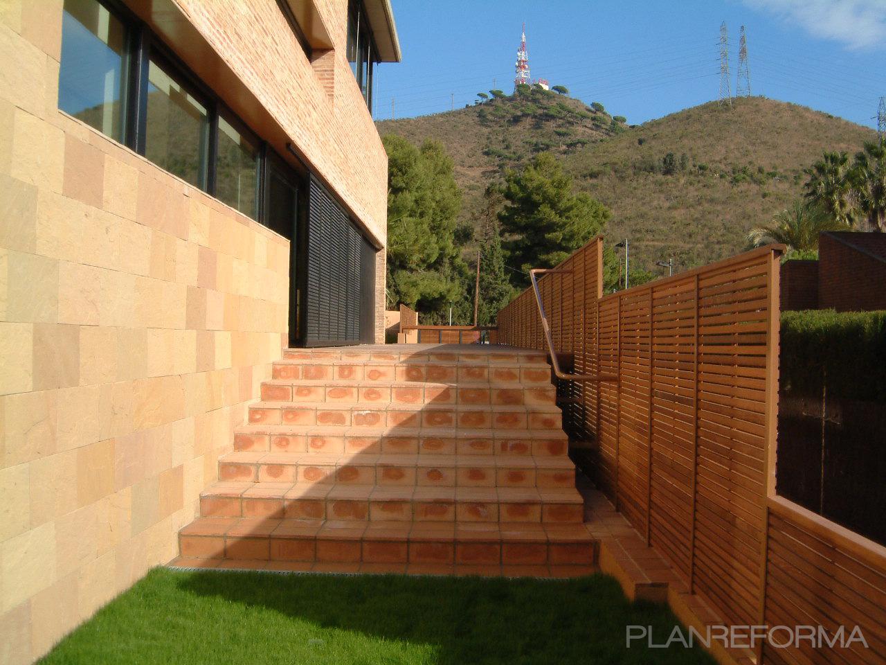Escalera, Exterior style moderno color ocre, verde, gris  diseñado por Ferran Leal Permisain | Arquitecto 