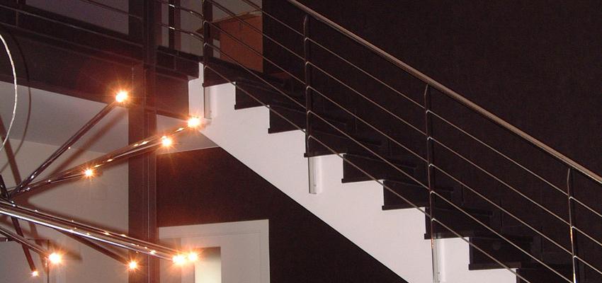 Escalera style moderno color blanco, negro  diseñado por Ferran Leal Permisain | Arquitecto 