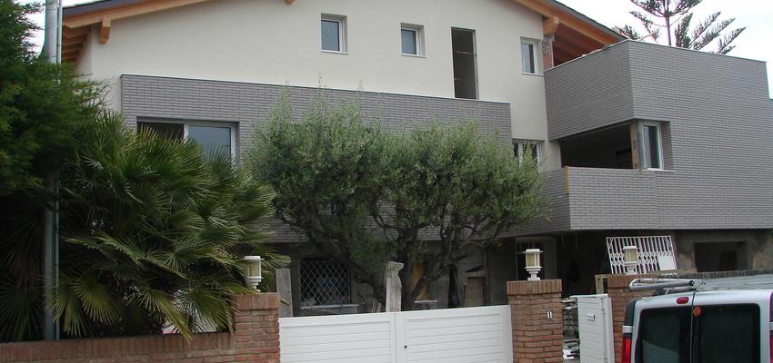 Exterior style contemporaneo color beige, marron, blanco, gris  diseñado por Ferran Leal Permisain | Arquitecto 