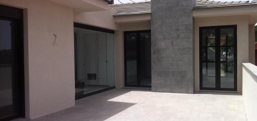 Patio, Exterior style contemporaneo color ocre, azul, beige  diseñado por Ana  | Arquitecto Técnico 