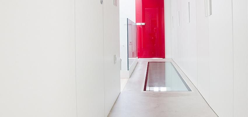 Pasillo style moderno color rojo, blanco, gris  diseñado por tecnocemento | Marca colaboradora | Copyright Tecnocemento