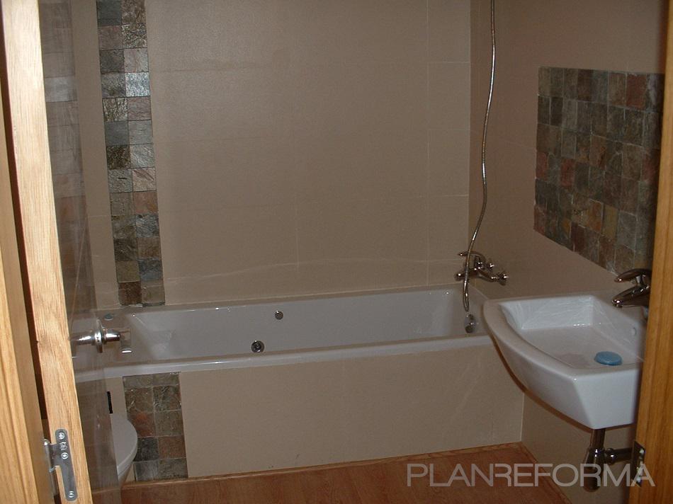 Baño style moderno color beige, marron, blanco  diseñado por Serveis Integrals de la llar de Tarragona | Gremio 
