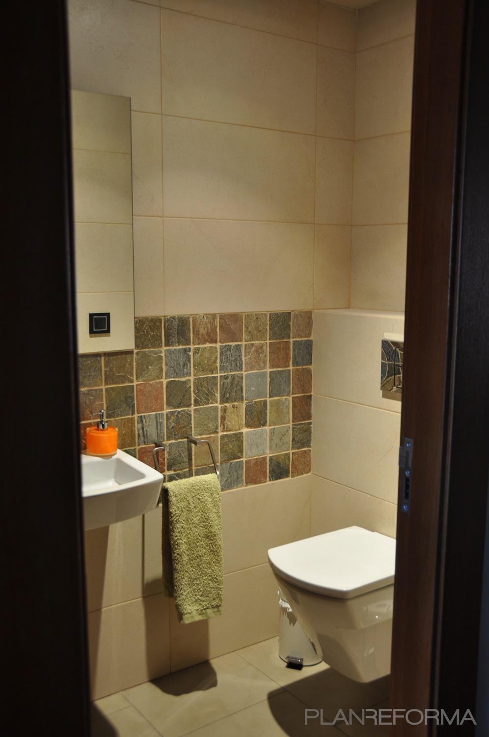 Baño style moderno color beige, blanco, negro  diseñado por Serveis Integrals de la llar de Tarragona | Gremio 