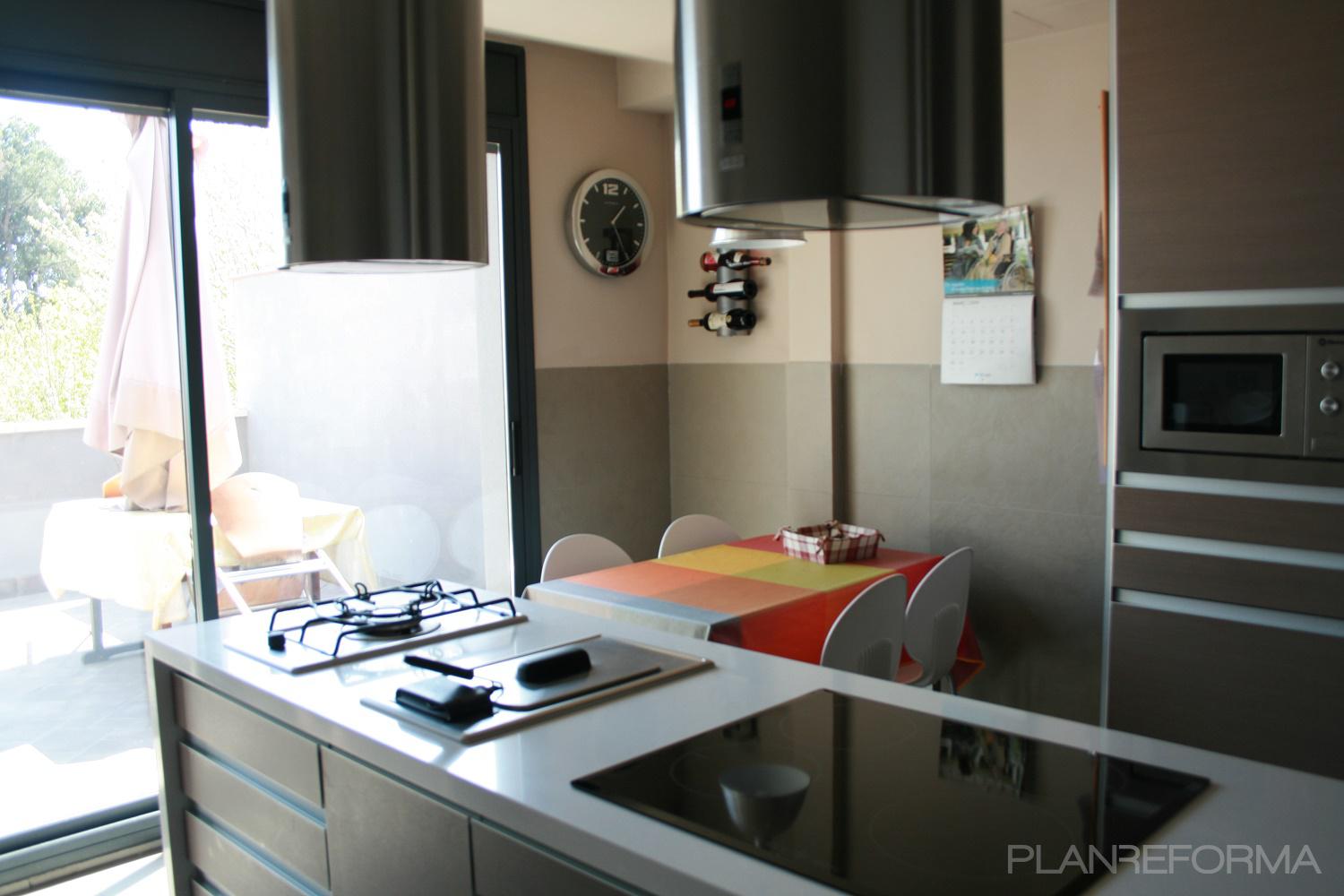 Cocina style moderno color beige, blanco, negro  diseñado por Serveis Integrals de la llar de Tarragona | Gremio 