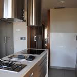 Cocina style moderno color marron, blanco, gris