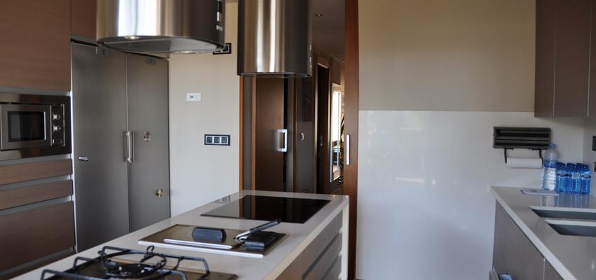 Cocina style moderno color marron, blanco, gris  diseñado por Serveis Integrals de la llar de Tarragona | Gremio 