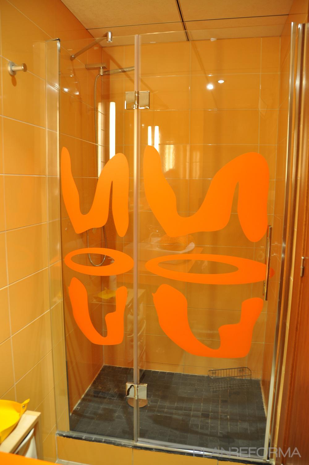 Baño style moderno color rojo, ocre, gris  diseñado por Serveis Integrals de la llar de Tarragona | Gremio 