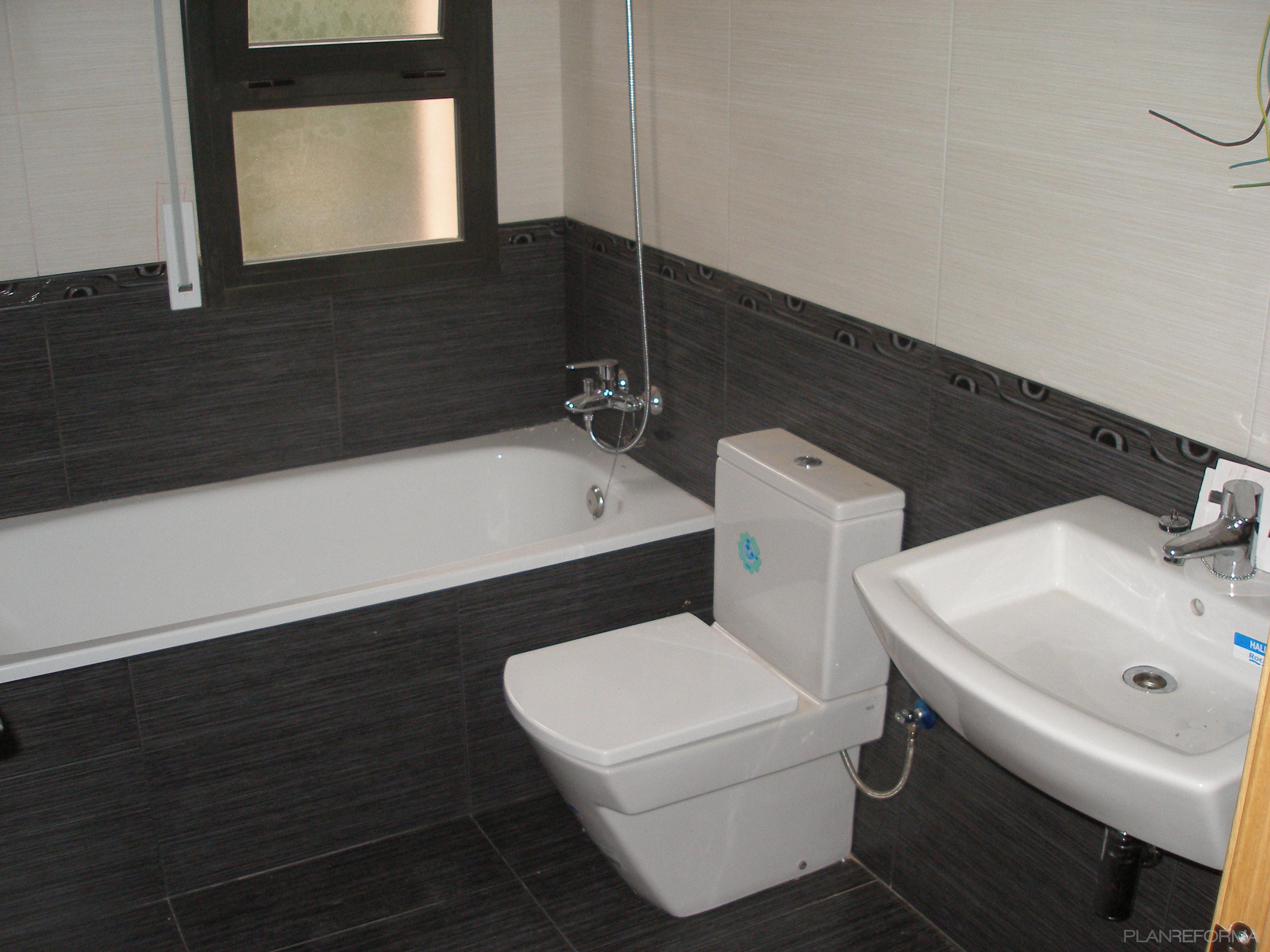 Baño style moderno color blanco, gris, negro  diseñado por Serveis Integrals de la llar de Tarragona | Gremio 