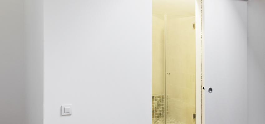 Baño, Loft style vanguardista color blanco  diseñado por Estudi de Arquitectura & Eficiencia Energètica GPA S.L | Arquitecto Técnico 