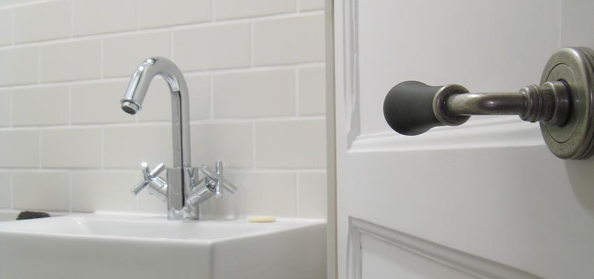 Baño style tradicional color blanco, plateado  diseñado por Estudi de Arquitectura & Eficiencia Energètica GPA S.L | Arquitecto Técnico | Copyright gpa Arquitectura