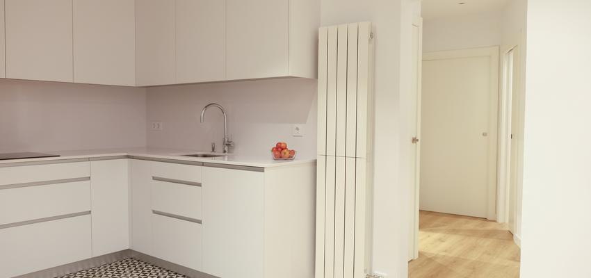 Comedor, Cocina Estilo mediterraneo Color blanco  diseñado por Estudi de Arquitectura & Eficiencia Energètica GPA S.L | Arquitecto Técnico | Copyright Estudi d'Arquitectura & Eficiencia energetica GPA, S.L.