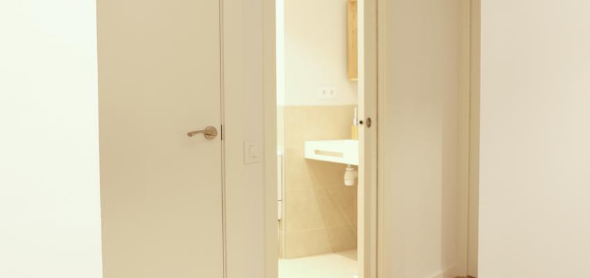 Recibidor, Vestibulo, Pasillo Estilo mediterraneo Color marron, blanco  diseñado por Estudi de Arquitectura & Eficiencia Energètica GPA S.L | Arquitecto Técnico | Copyright Estudi d'Arquitectura & Eficiencia energetica GPA, S.L.