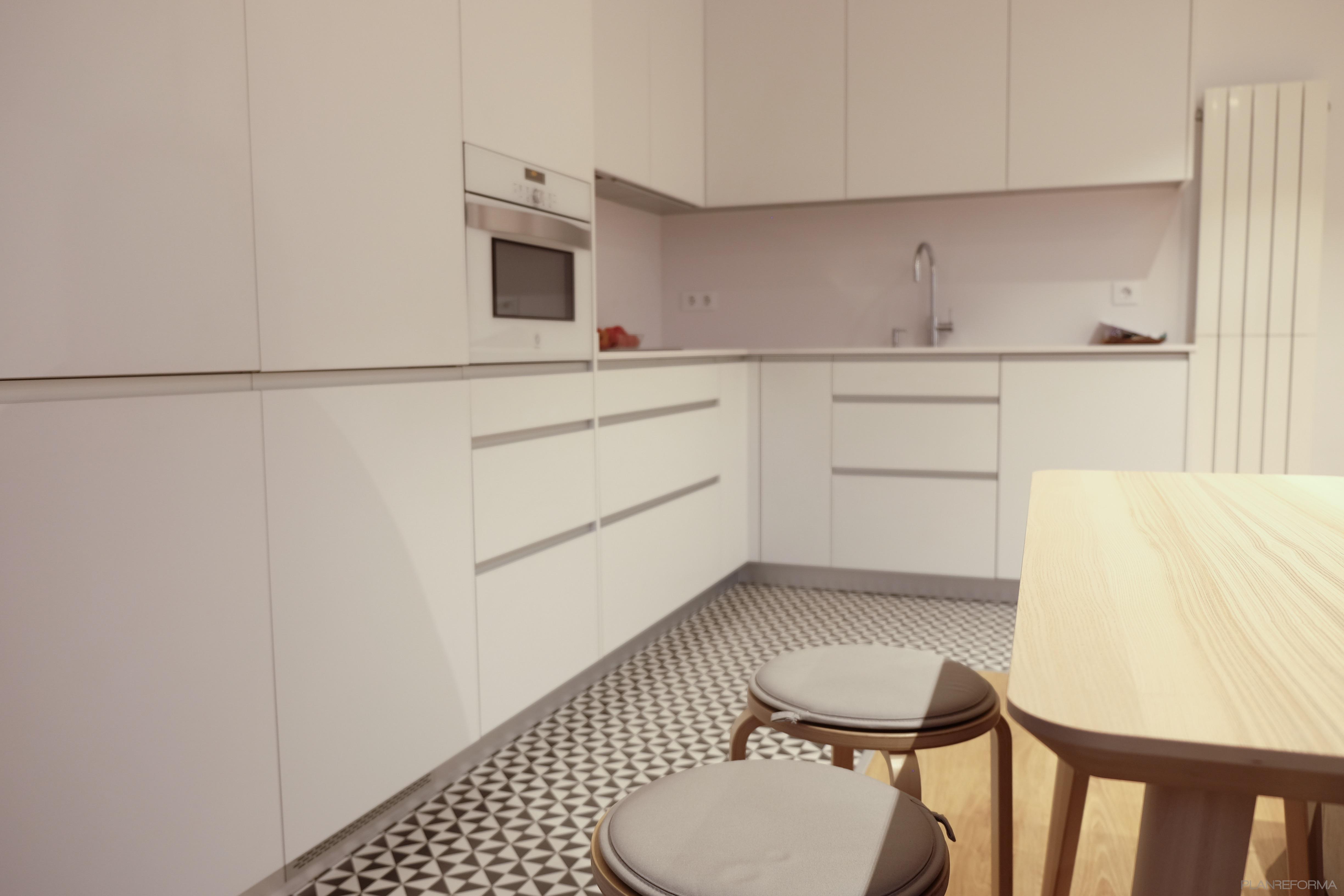Comedor, Cocina Estilo mediterraneo Color beige, blanco  diseñado por Estudi de Arquitectura & Eficiencia Energètica GPA S.L | Arquitecto Técnico | Copyright Estudi d'Arquitectura & Eficiencia energetica GPA, S.L.