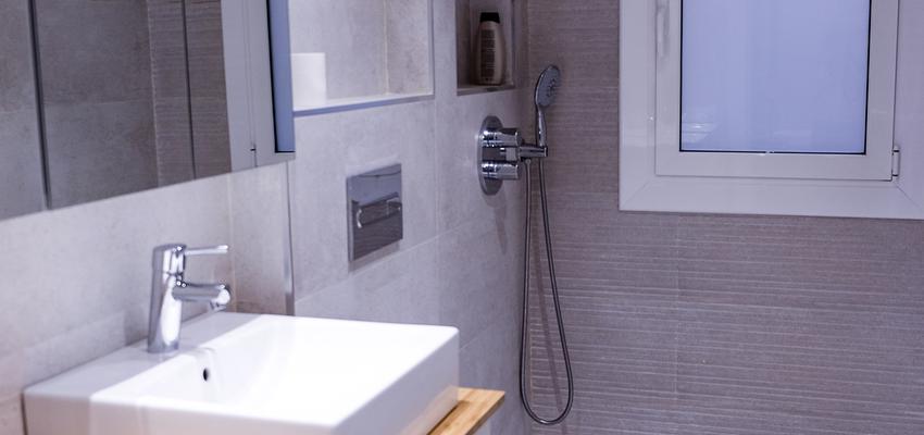 Baño Estilo contemporaneo Color beige, gris, bronce  diseñado por Estudi de Arquitectura & Eficiencia Energètica GPA S.L | Arquitecto Técnico | Copyright Estudi d'Arquitectura & Eficiencia energetica GPA, S.L.