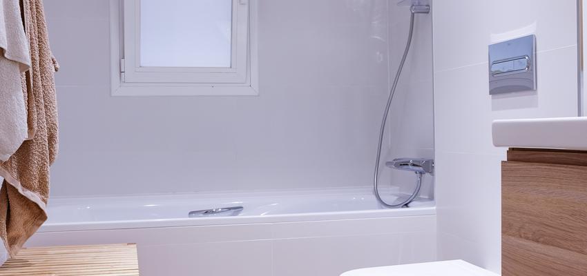 Baño Estilo contemporaneo Color blanco, plateado, bronce  diseñado por Estudi de Arquitectura & Eficiencia Energètica GPA S.L | Arquitecto Técnico | Copyright Estudi d'Arquitectura & Eficiencia energetica GPA, S.L.