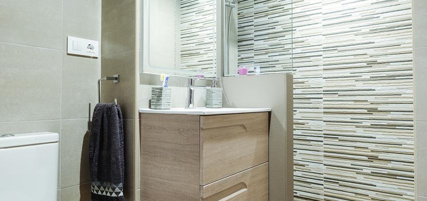 Baño Estilo contemporaneo Color beige, marron, gris  diseñado por Estudi de Arquitectura & Eficiencia Energètica GPA S.L | Arquitecto Técnico | Copyright Estudi d'Arquitectura & Eficiencia energetica GPA, S.L.
