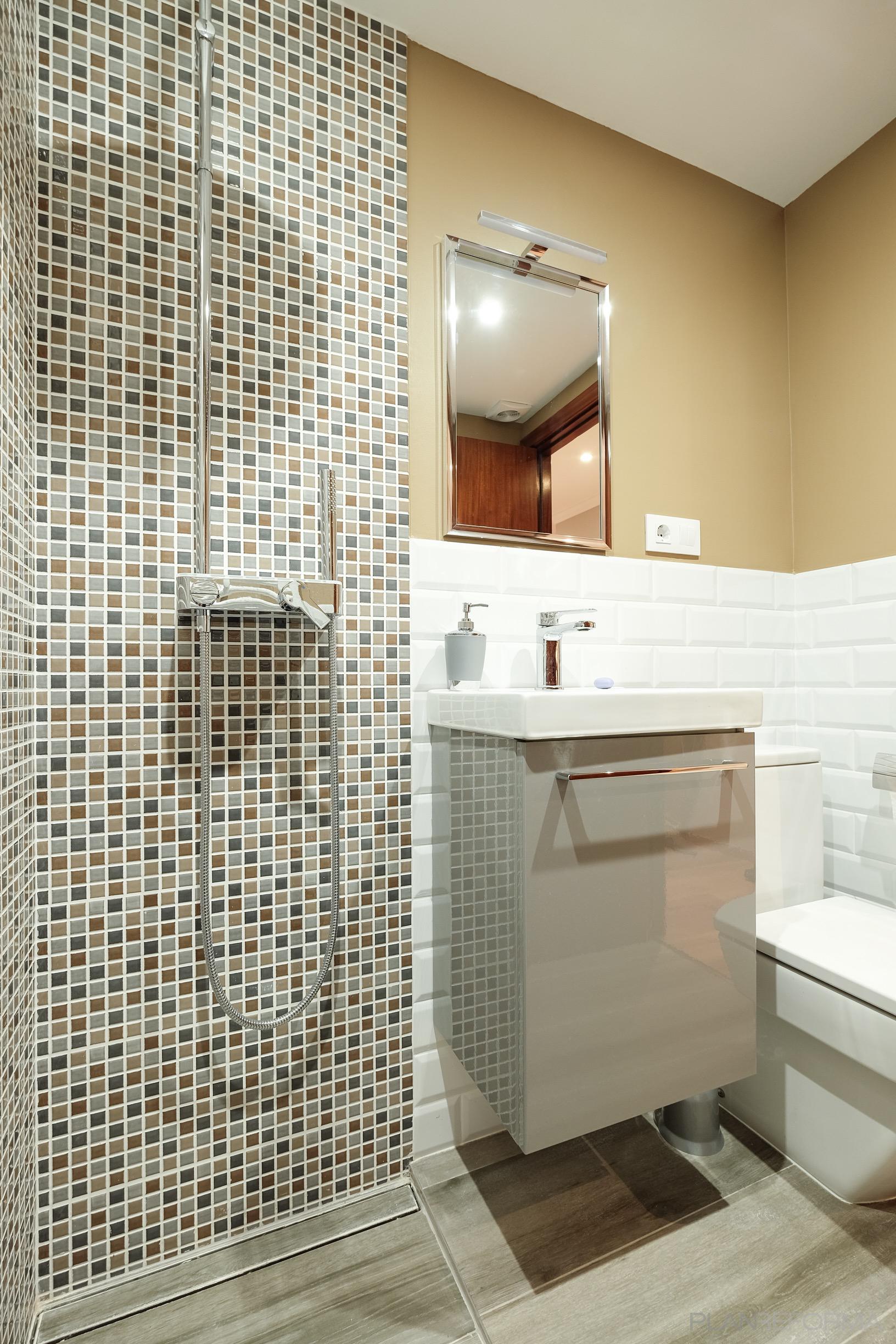 Baño Estilo contemporaneo Color marron, beige, blanco  diseñado por Estudi de Arquitectura & Eficiencia Energètica GPA S.L | Arquitecto Técnico | Copyright Estudi d'Arquitectura & Eficiencia energetica GPA, S.L.