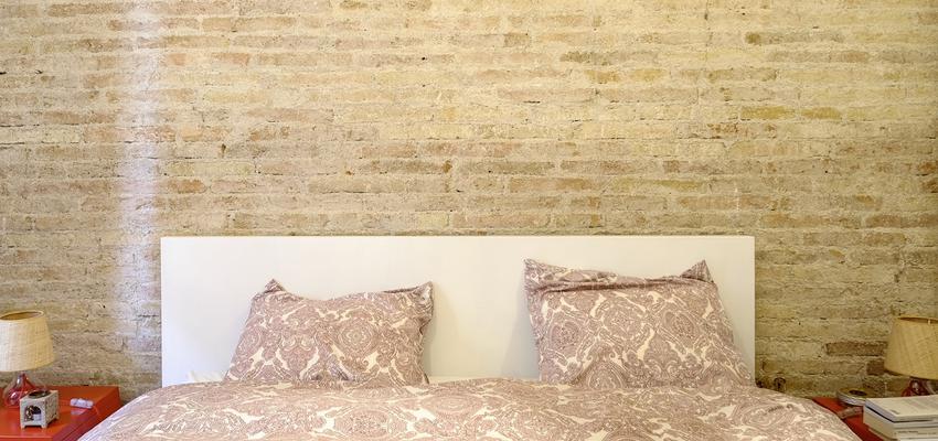 Dormitorio Estilo mediterraneo Color rosa, beige, blanco  diseñado por Estudi de Arquitectura & Eficiencia Energètica GPA S.L | Arquitecto Técnico | Copyright Estudi d'Arquitectura & Eficiencia energetica GPA, S.L.