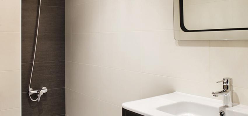 Baño, Tocador style contemporaneo color beige, marron, negro  diseñado por Estudi de Arquitectura & Eficiencia Energètica GPA S.L | Arquitecto Técnico 