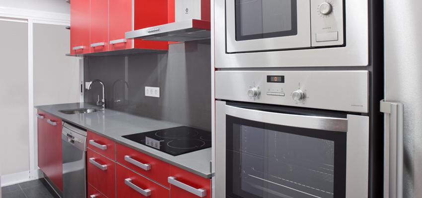 Cocina style contemporaneo color rojo, blanco, gris  diseñado por Estudi de Arquitectura & Eficiencia Energètica GPA S.L | Arquitecto Técnico 