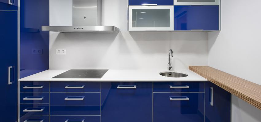 Cocina style contemporaneo color azul oscuro, blanco  diseñado por Estudi de Arquitectura & Eficiencia Energètica GPA S.L | Arquitecto Técnico 