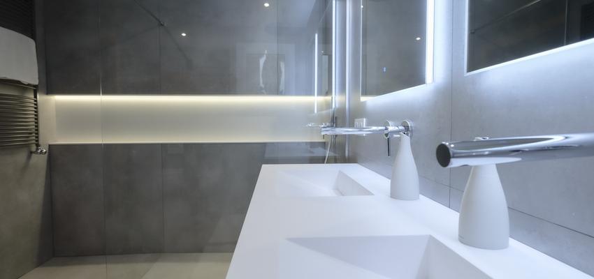 Baño Estilo moderno Color blanco, gris, gris  diseñado por Estudi de Arquitectura & Eficiencia Energètica GPA S.L | Arquitecto Técnico | Copyright gpa-arquitectura.