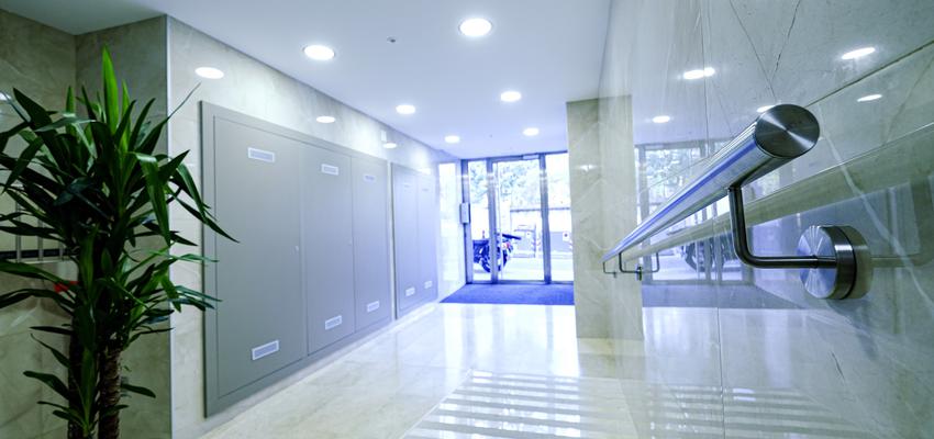 Vestibulo Estilo moderno Color beige, blanco, plateado  diseñado por Estudi de Arquitectura & Eficiencia Energètica GPA S.L | Gremio | Copyright Arquitectura & Eficiencia Energètica GPA