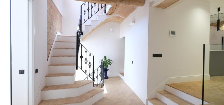 Recibidor, Vestibulo, Escalera Estilo mediterraneo Color beige, blanco, negro  diseñado por Estudi de Arquitectura & Eficiencia Energètica GPA S.L | Reformista, constructor 