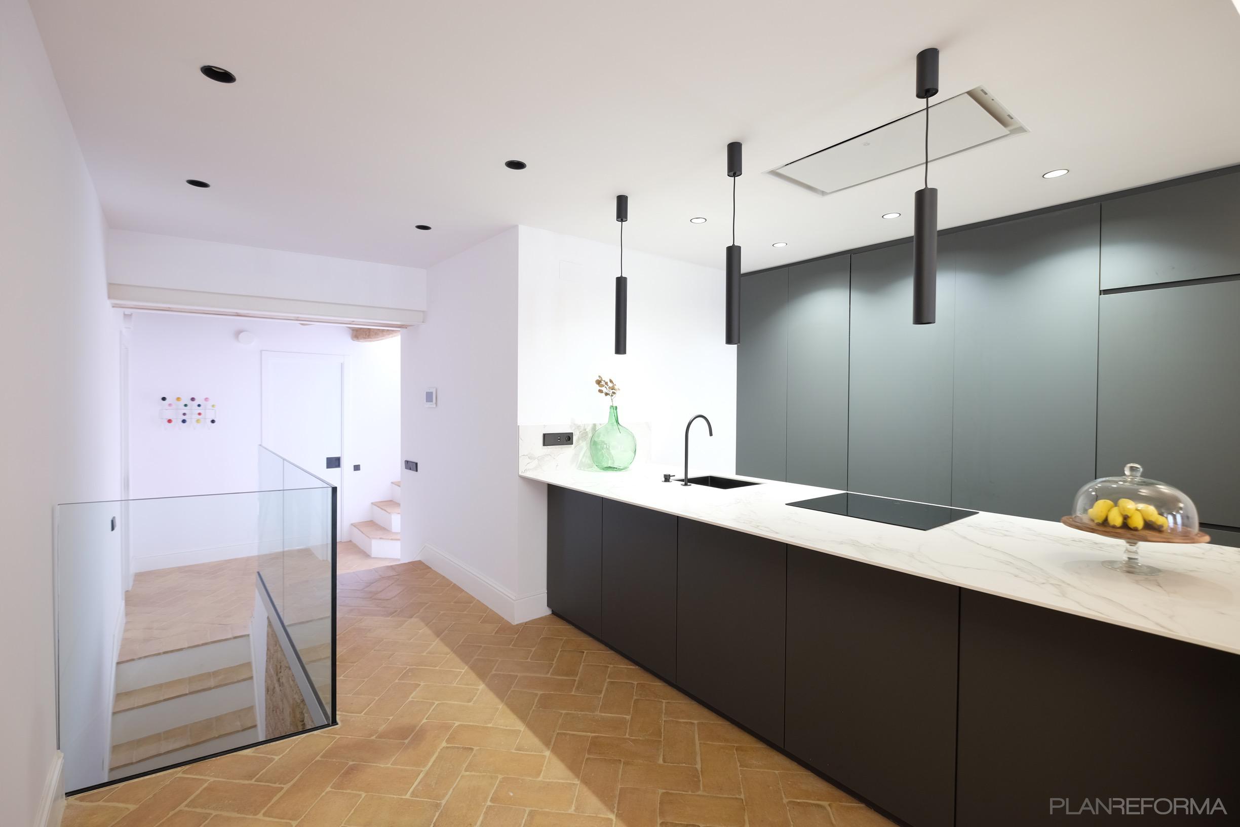 Cocina Estilo moderno Color blanco, gris, negro  diseñado por Estudi de Arquitectura & Eficiencia Energètica GPA S.L | Reformista, constructor 