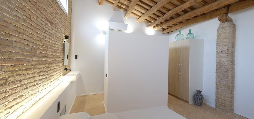 Dormitorio Estilo mediterraneo Color beige, blanco, negro  diseñado por Estudi de Arquitectura & Eficiencia Energètica GPA S.L | Reformista, constructor 